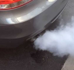 Почему из выхлопной трубы автомобиля идет белый дым?