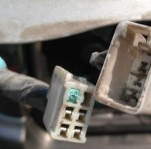 Что делать, если зеленеют контакты в разъемах автомобиля?